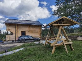 Cabana din lemn pentru a asculta ploaia