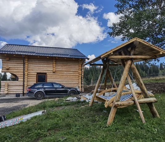 Cabana din lemn pentru a asculta ploaia