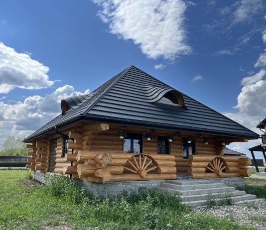 Modele deosebite de case, cabane şi foişoare din buşteni realizate în timp record