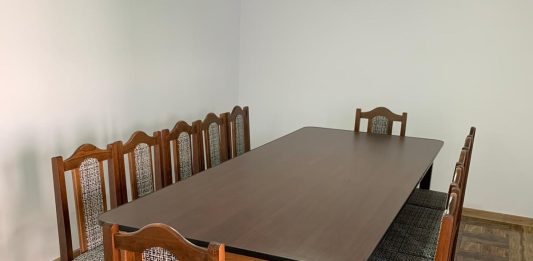 Alege din peste 100 de modele de scaune din lemn masiv la preţ de producător