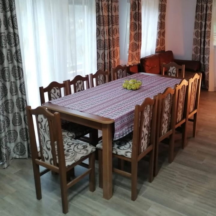 Masa si Scaune din lemn masiv